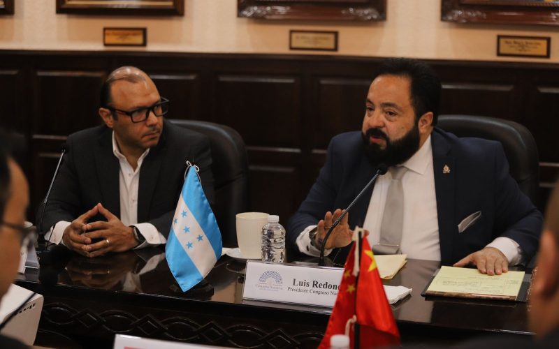 Polémica por supuesto incumplimiento de ley de Luis Redondo en renuncia en el CNE