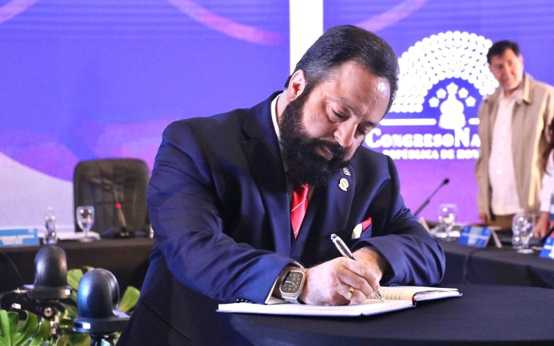 Denuncian influencia indebida de Luis Redondo en autorización de banco vinculado a su entorno familiar