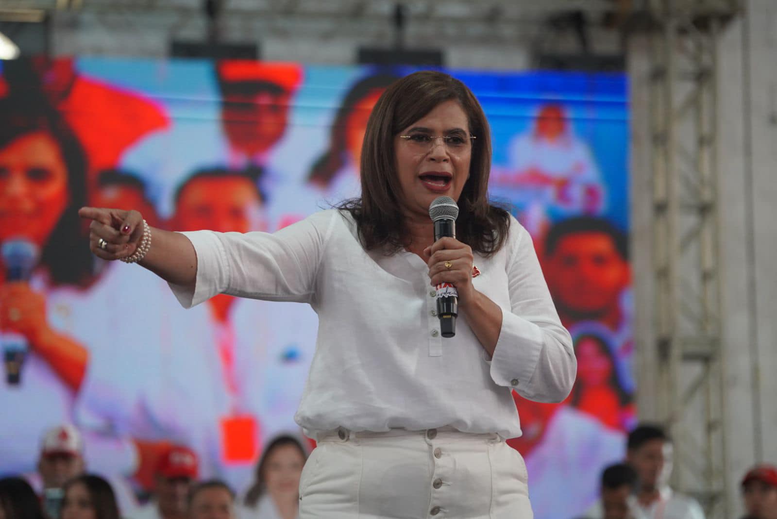 Honduras: La Alarma Económica y el Desafío de Rixi Moncada