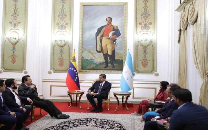 Mel Zelaya: Estrategias de Confrontación en Transición Política Hondureña