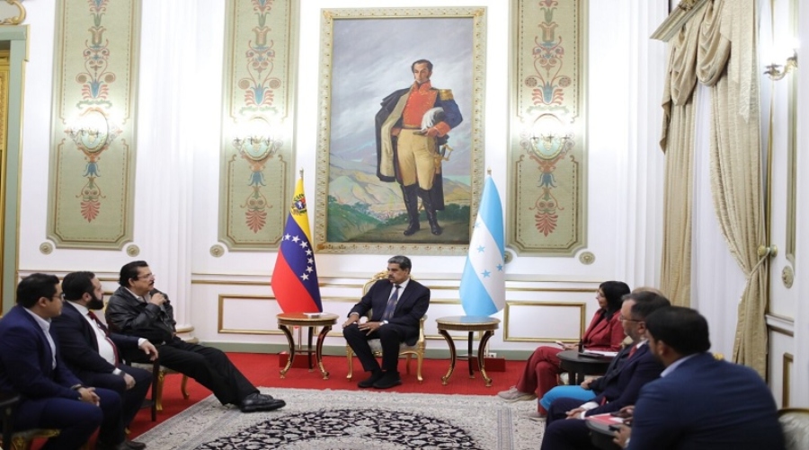 Mel Zelaya: Estrategias de Confrontación en Transición Política Hondureña